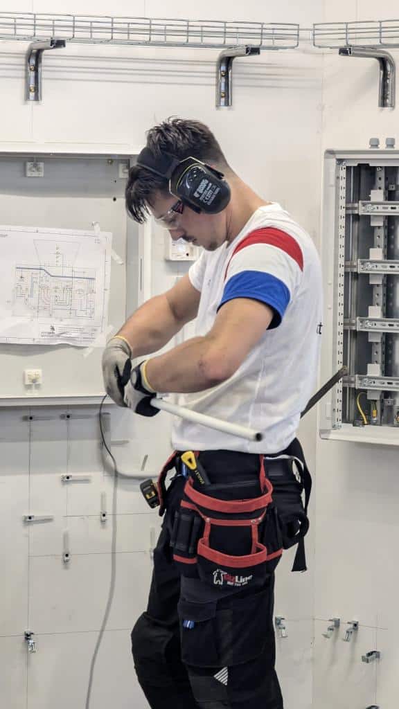 Mathys Delanoë lors de l'épreuve Installation électrique - WorldSkill Lyon 2024