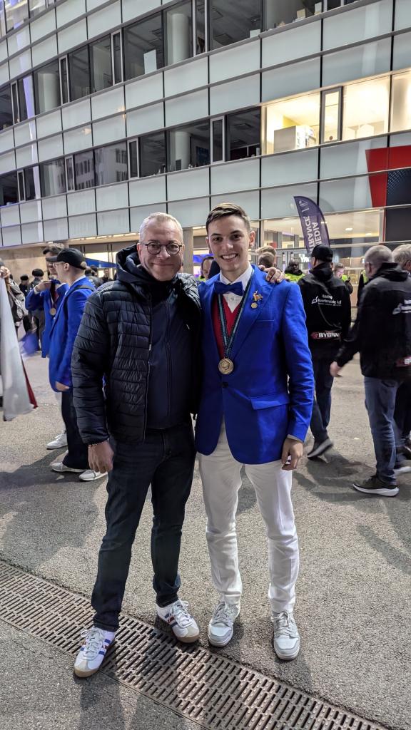 Axel Bezias médaillé d'excellence lors des WorldSkills Lyon 2024 avec son formateur