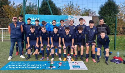 Photo de groupe des équipes 1 et 2 du BTP CFA Maine-et-Loire, capturant un moment de cohésion et de fierté après leur participation au tournoi inter-régional de football.